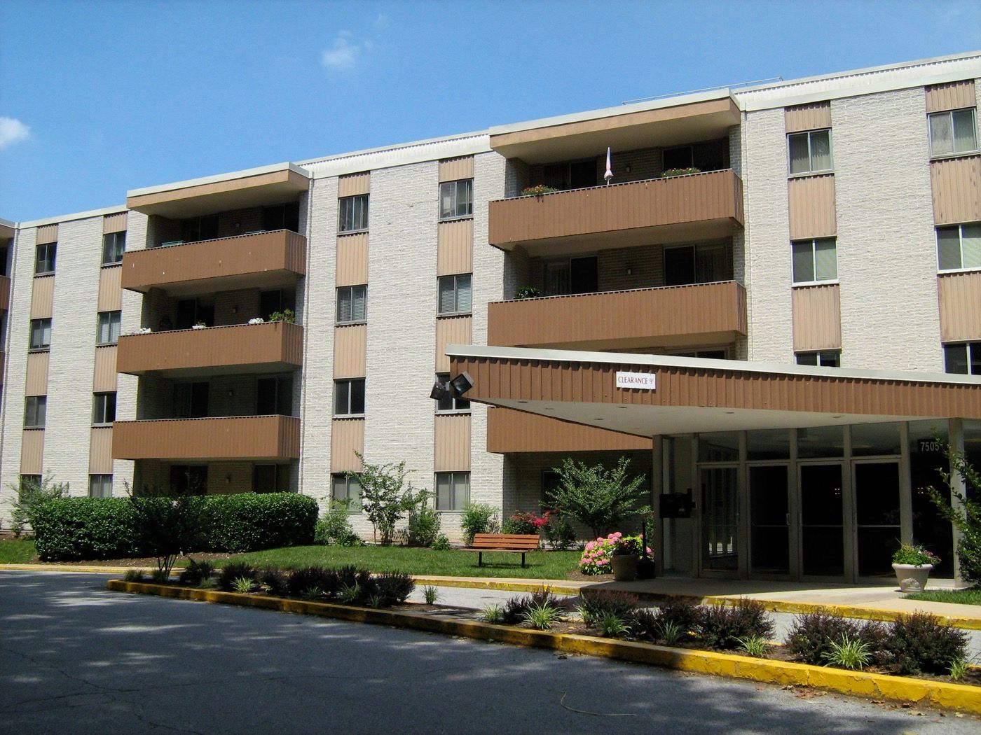 Immeuble résidentiel multilocatif de quatre étages avec balcons et entrée commune