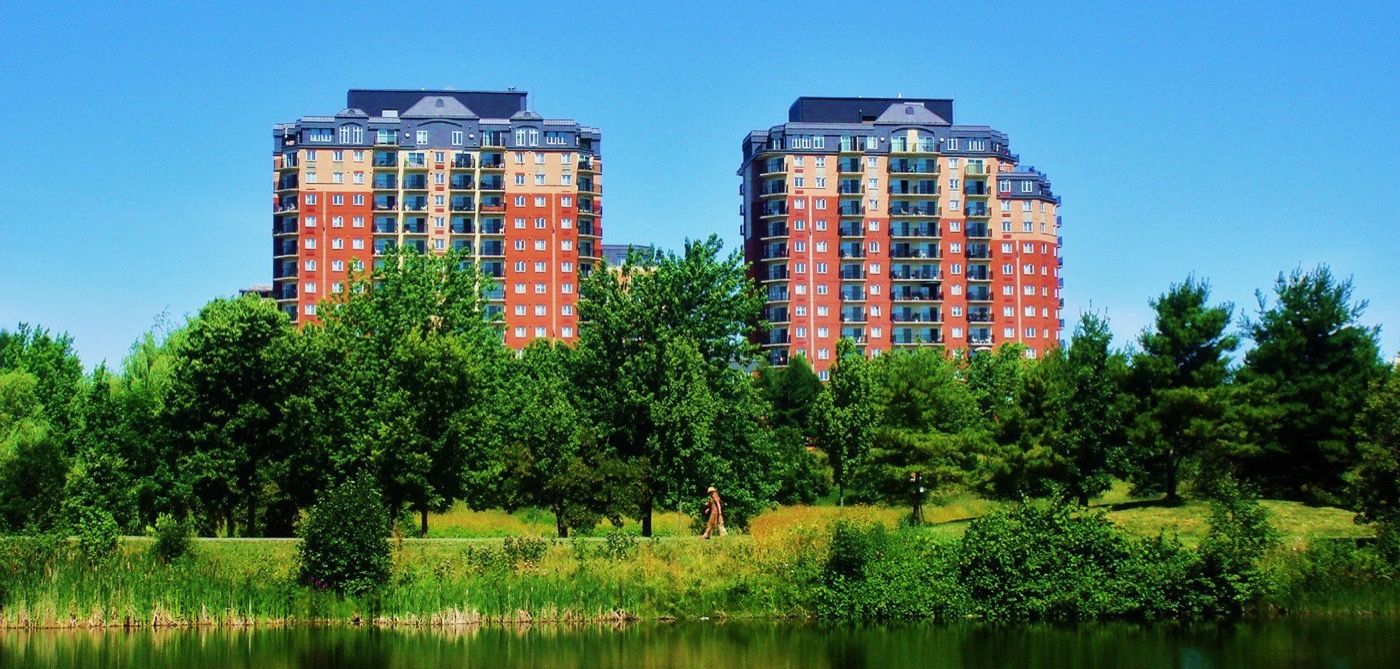 Deux tours de copropriétés en brique près du parc Angrignon, à Montréal