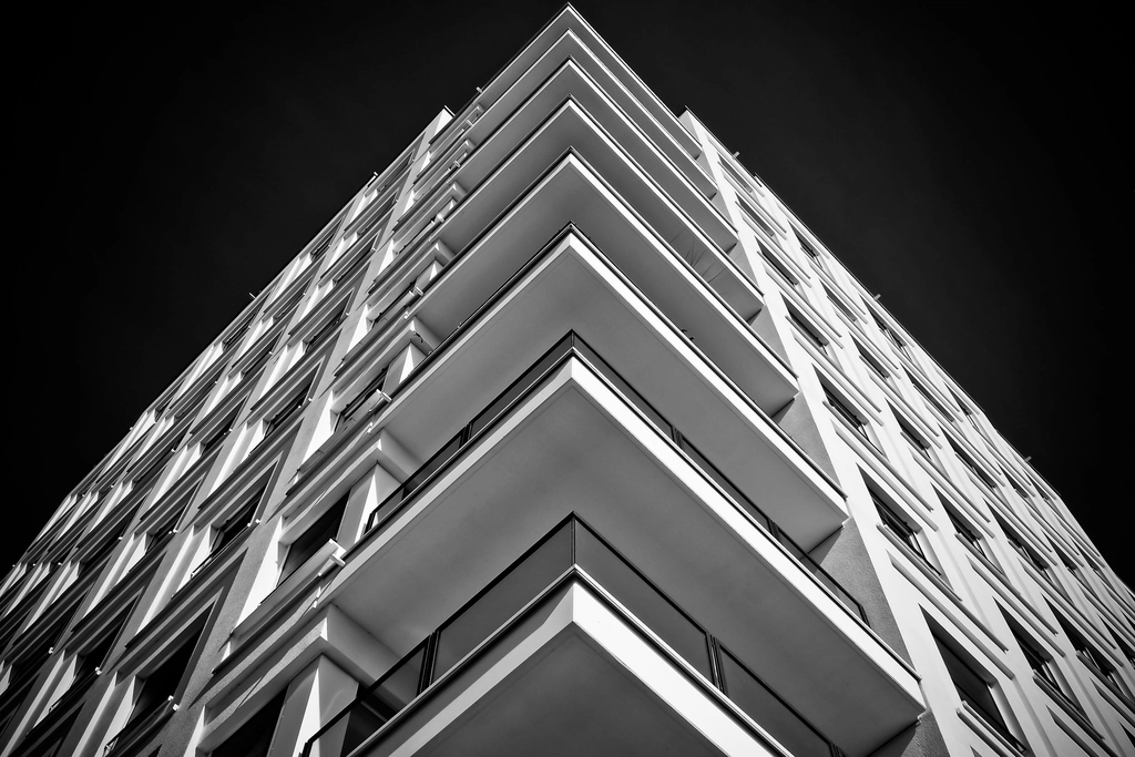 Façade d'un immeuble de bureaux moderne, vue en contre-plongée